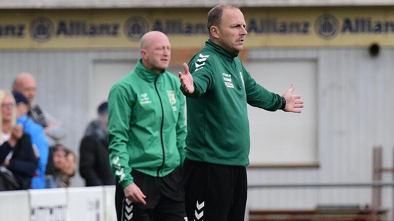 Großbardorfs Trainer Markus Bach (vorne) richtete deutliche Wort an seine Mannschaft nach der Niederlage im Sechs-Punkte-Spiel bei der DJK DON Bosco Bamberg. Großbardorfs Trainer Markus Bach (vorne) richtete deutliche Wort an seine Mannschaft nach der Niederlage im Sechs-Punkte-Spiel bei der DJK DON Bosco Bamberg.