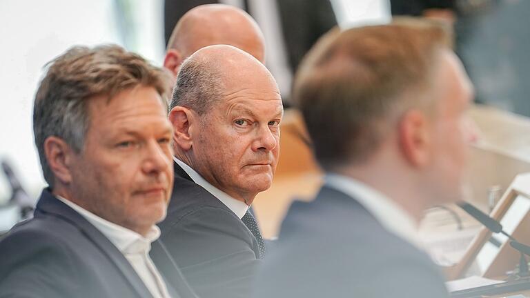 Bundeshaushalt 2025       -  Mussten schon einige Krisen in der Koalition bewältigen: Vize-Kanzler Robert Habeck (l), Kanzler Olaf Scholz (M) und Finanzminister Christian Lindner. (Archivbild)