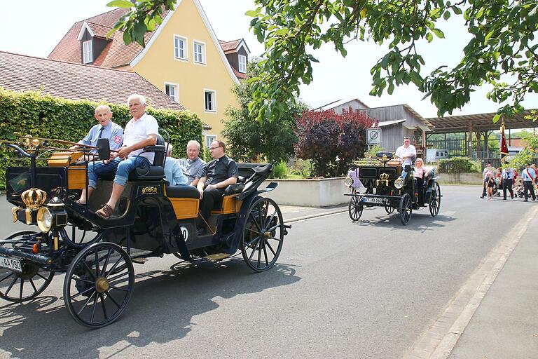 Impressionen vom großen Geburtstagsfest - ein Feuerwehrfest das in Erinnerung bleiben wird. Zum Fest 150 Jahre Feuerwehr Kirchschönbach gab es einen großen Umzug durch die Ortschaft. Neben 25 Feuerwehren sorgten drei Musik-Kapellen (Oberschwarzach, Kitzingen / Wiesenbronn, Reupelsdorf) für beste Feststimmung. Das Festgelände war im Anschluss an den Umzug bis auf den letzten Platz 'ausverkauft'. Feuerwehren, Blaskapellen, Ehrengäste und Besucher fühlten sich sehr wohl.