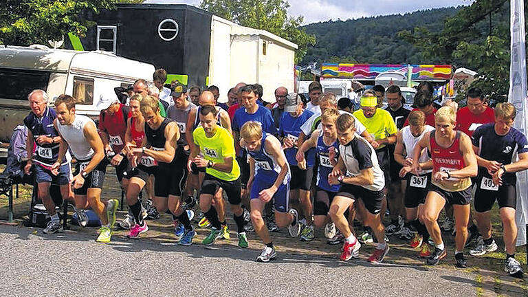 Auf die Plätze, fertig, los: 45 Teilnehmer gingen beim Quätschichfestlauf in Kreuzwertheim an den Start.