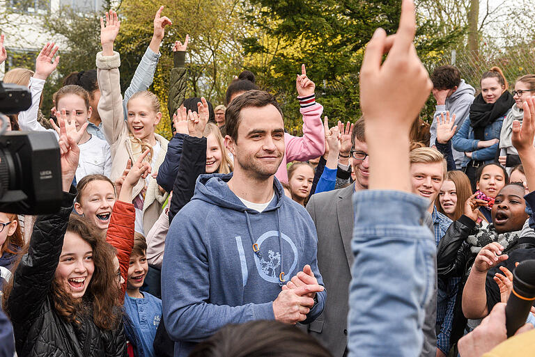 Am Montag nach der Show empfangen die Grünewald-Schüler Millionengewinner Xabier Urkiaga im Gymnasium.&nbsp;