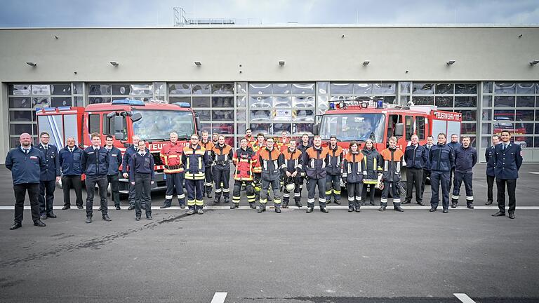 Mit Erfolg haben 16 Feuerwehrfrauen und -männer die MTA-Abschlussprüfung absolviert: Jan-Philipp Hüsam, Alexander Schätzlein (FF Billingshausen), Sebastian Roth, Lea Kaufmann (FF Bischbrunn), Christoph Diener, Lukas Fischer, Joshua Pfeuffer (FF Erlenbach), Alexander Ott, Philipp König, Noah Diem, Julian Roos (FF Esselbach), Marco Baumann, Jan Wolz, Lukas Wolz (FFMarienbrunn), Oliver Huth (FF Unterwittbach). Mit im Bild: das Aubildungs- und Prüfungsteam der Kreisbrandinspektion Marktheidenfeld.