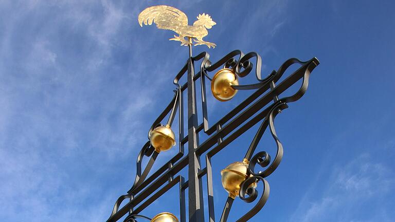 Es glänzt und strahlt golden von oben herab: Die neue Turmkugel, das neue Turmkreuz und der Wetterhahn sind auf dem Kirchturm. Und die Stadelschwarzacher strahlen vor Freude von unten, denn sie haben nun endlich ihre Echter-Kirchturm-Spitze zurück. Es glänzt und strahlt golden von oben herab: Die neue Turmkugel, das neue Turmkreuz und der Wetterhahn sind auf dem Kirchturm. Und die Stadelschwarzacher strahlen vor Freude von unten, denn sie haben nun endlich ihre Echter-Kirchturm-Spitze zurück.