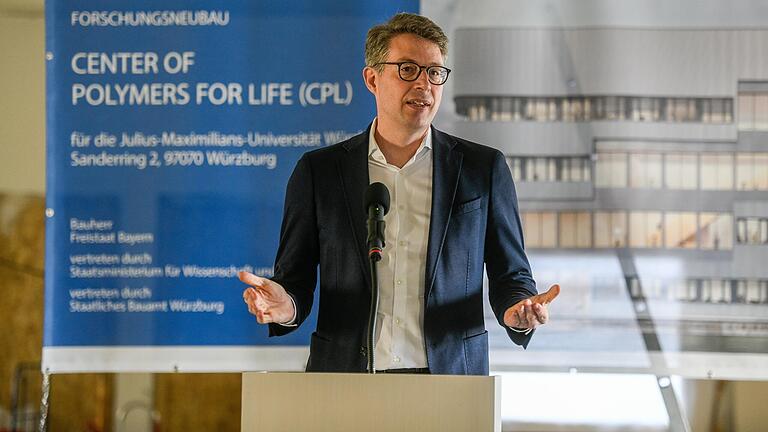 Markus Blume (Bayerischer Staatsminister für Wissenschaft und Kunst) beim Richtfest des Forschungsneubaus 'Center of Polymers for Life' am Campus Hubland Süd der Universität Würzburg.