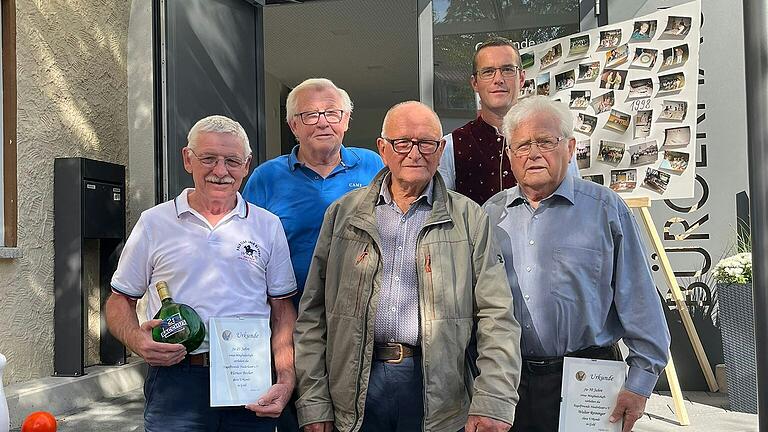 Die Gründungsmitglieder Kegelfreunde Niederlauer e.V. von links: Erich Becher, Richard Merk, Norbert Büchs, Michael Mutz (aktueller Vorstand), Walter Reiniger.