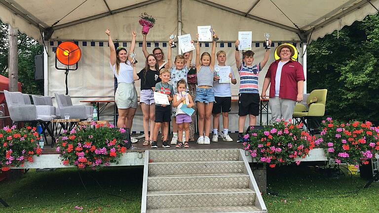 Die besten Minigolf-Spieler im Bild: Die Spieler mit den wenigsten Schlägen beim 31. Minigolfturnier in Oberelsbach erhielten Pokale und Urkunden. Das Bild zeigt rechts den Vorsitzenden Christoph Riedenberger.