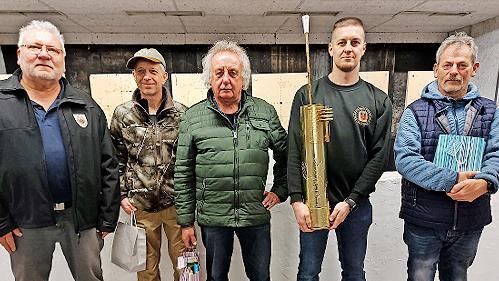 Unser Foto zeigt (von links): Günter Fröhlich, Marco Rupp, Manfred Kaufmann, Michael Hartmann mit dem Hauptpreis und Norbert Müller.       -  Unser Foto zeigt (von links): Günter Fröhlich, Marco Rupp, Manfred Kaufmann, Michael Hartmann mit dem Hauptpreis und Norbert Müller.