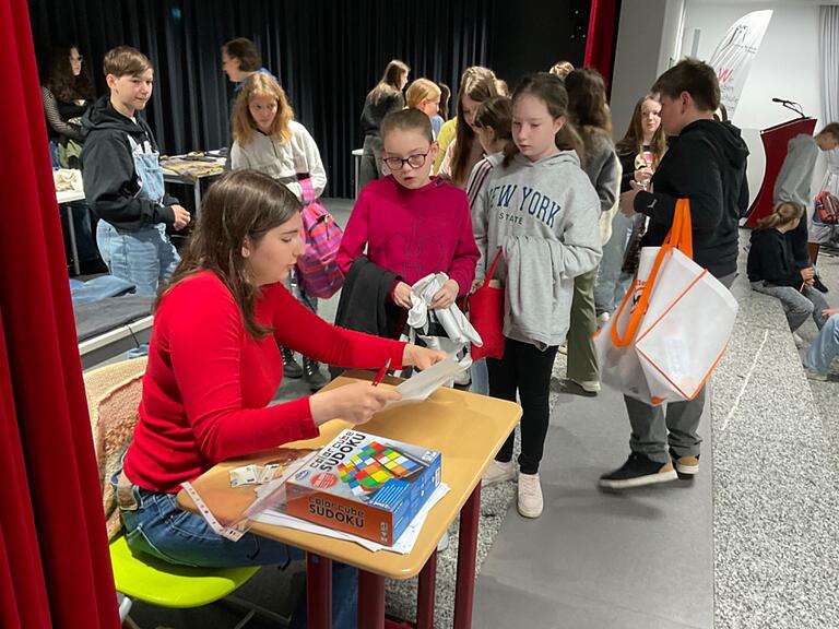 Die Schüler in Aktion bei ihrer Tauschbörse. Die Schüler in Aktion bei ihrer Tauschbörse.