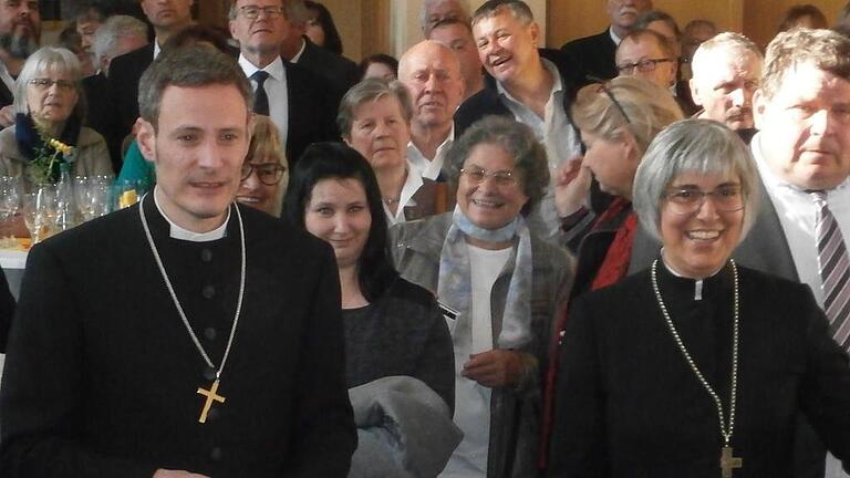 Dekan Peter Bauer und Regionalbischöfin Dorothea Greiner beim Empfang im Gemeindehaus in Wunsiedel. Hinter ihnen ein Teil der angereisten Burgpreppacher, die gekommen waren, um die Amtseinführung ihres ehemaligen Pfarrers miterleben zu können. Dekan Peter Bauer und Regionalbischöfin Dorothea Greiner beim Empfang im Gemeindehaus in Wunsiedel. Hinter ihnen ein Teil der angereisten Burgpreppacher, die gekommen waren, um die Amtseinführung ihres ehemaligen Pfarrers miterleben zu können.