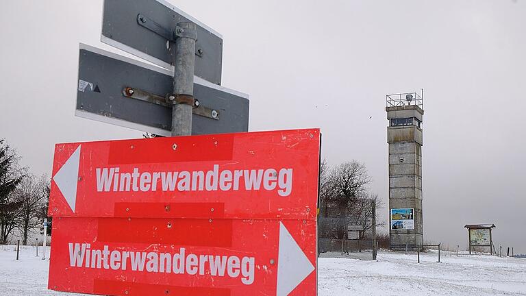 Ein beliebter Winterwanderweg passiert die Restbestände der ehemaligen Grenzanlage am Dreiländereck bei Fladungen.