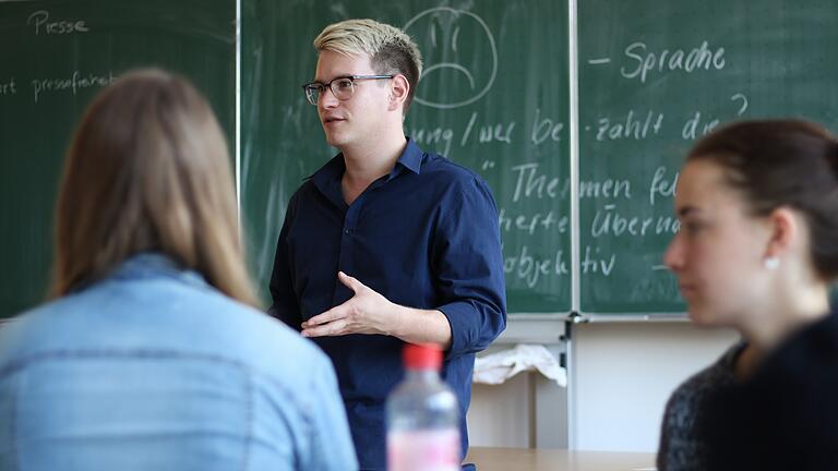 Der ehemalige AKG-Schüler Christian Ruffus spricht am Tag der Pressefreiheit über seinen Job als Journalist.