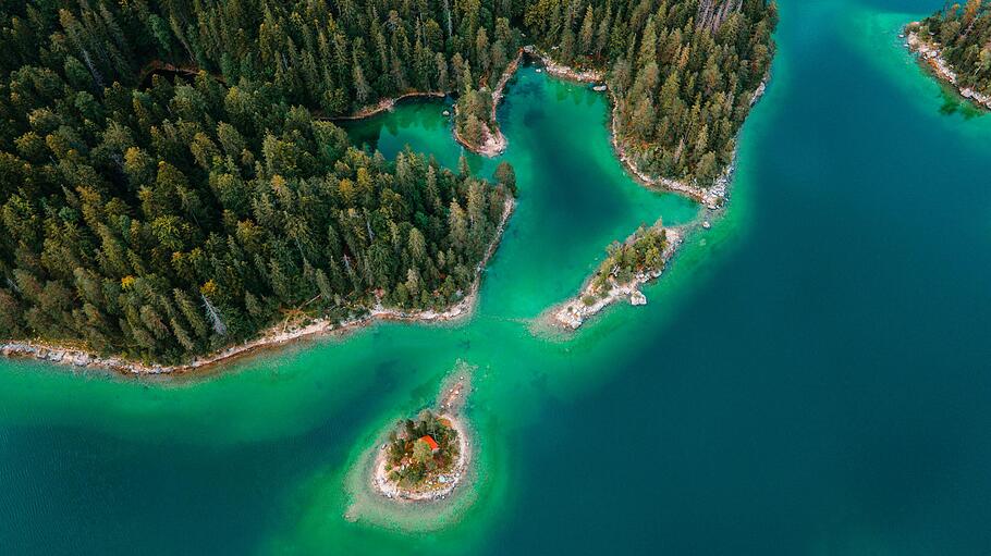 Flitterwochen in Deutschland       -  Mit seiner türkisen Farbe verzaubert der Eibsee in Bayern nicht nur Paare, die hier ihren Honeymoon verbringen.