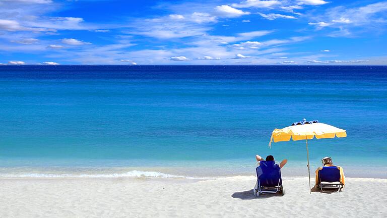 Weißer Strand und blaues Meer. Die Sehnsucht nach einem Urlaub in sonnigen Gefilden ist derzeit bei den Menschen groß. Hiesige Reisebüros registrieren eine leicht steigende Zahl von Buchungen.