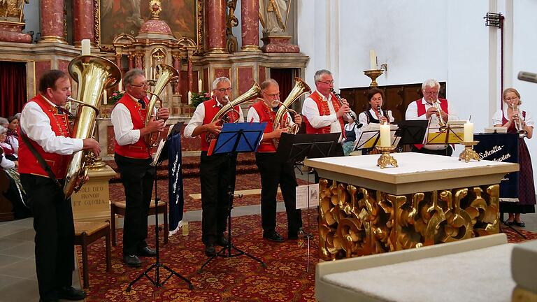Die Schrolla-Musikanten gestalteten das Fränkische Mariensingen in der Wallfahrtskirche Fährbrück musikalisch mit. Die Schrolla-Musikanten gestalteten das Fränkische Mariensingen in der Wallfahrtskirche Fährbrück musikalisch mit.