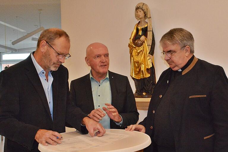 Gleich am Eingang des Kindergartens in Salz hat die Statue der Heiligen Elisabeth einen Ehrenplatz erhalten. Hier wurden auch die Verträge von Bürgermeister Martin Schmitt, Landrat Thomas Habermann und Domkapitular Clemens Bieber unterzeichnet.