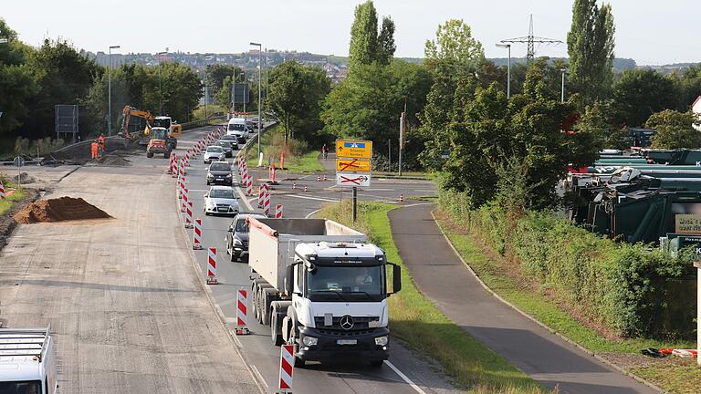 Die Kreuzung am Kitzinger Gusswerk wird derzeit umgebaut, der Verkehr während der Bauzeit einspurig mittels Ampel geregelt.