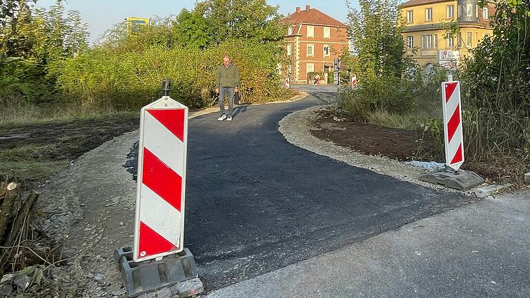 Der neue Gehweg ist nach zehn Tagen Bauzeit so weit fertiggestellt, dass er schon genutzt werden darf, auch wenn noch einige Restarbeiten anstehen. Damit wurde ein sicherer Übergang über die Bahngleise und an der viel befahrenen Frankenwinheimer Straße geschaffen.