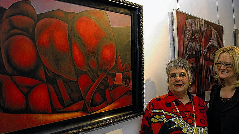 Bei der Vernissage: Helena Eberlein und Kulturmanagerin Astrid Hedrich-Scherpf (von links) freuen sich über eine gelungene Ausstellung des Werkes von Erich Husemann.