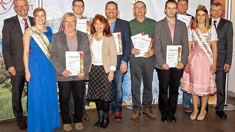 Verstehen was von Hochprozentigem: In Würzburg wurden die Erzeugnisse der fränkischen Obstbrenner prämiert. Im Bild (von links) Alois Gerig (Vorsitzender des Bundesverbandes der Deutschen Klein- u. Obstbrenner), Ronja Schmidt (Deutsche Destillatkönigin), Hubert Kaufmann (Weisbach), Matthias Gerstner (Trappstadt), Andrea Bätz (Geschäftsführerin des Fränkischen Klein- u. Obstbrennerverbandes), Michael Weber vom Freilandmuseum Fladungen, Gerhard Saam (Wechterswinkel) Matthias Gundalach (Unterebersbach), Peter Leist (Heufurt), Franziska Seubert (Fränkische Apfelkönigin) und Hubert Fröhlich (Vorsitzender des Fränkischen Klein- u. Obstbrennerverbandes).FOTO: Fränkischer Klein- und Obstbrennerverband