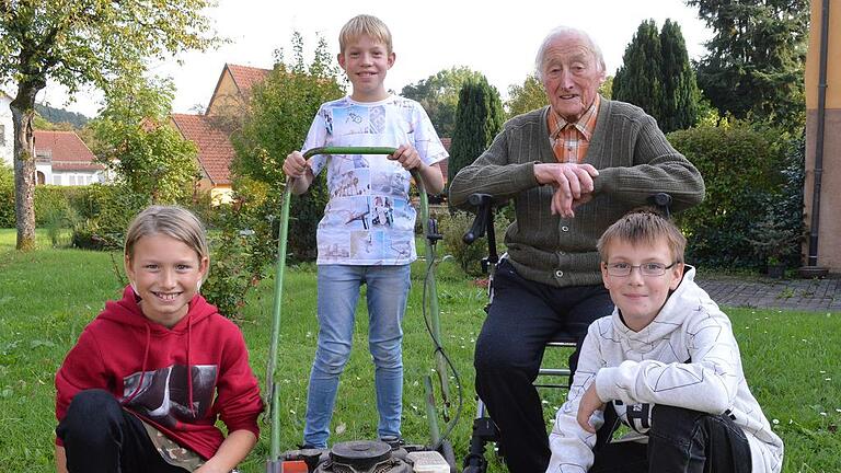 Für Lenny, Janis und Moritz (von links) ist klar: Man muss dem 98-jährigen Robert Markert bei der Gartenarbeit helfen.