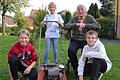 Für Lenny, Janis und Moritz (von links) ist klar: Man muss dem 98-jährigen Robert Markert bei der Gartenarbeit helfen.