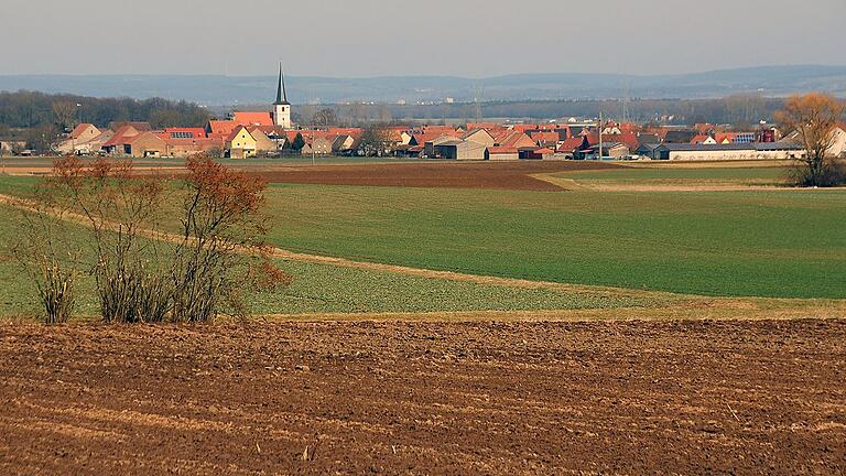 An der Flurneuordnung in Kolitzheim scheiden sich momentan die Geister. Gelingt die Gratwanderung zwischen Wirtschaftlichkeit und Ökologie? Das ist die spannende Frage.