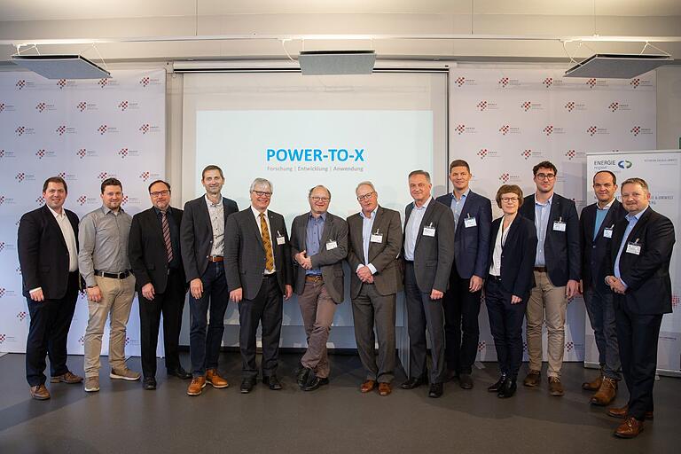 Beim Fachforum in Nürnberg (von links): Dr. Alexander Buchele (EnCN), Thomas Gollwitzer (OTH-AW), Dr. Guido Weißmann (Bayern Innovativ), Norbert Zösch (Windgas Haßfurt), Prof. Jürgen Karl (FAU/EnCN), Prof. Peter Wasserscheid (FAU/HI-ERN/EnCN), Marc Grünewald (MAN Energy Solutions), Dr. Robert Schmidt (IHK), Dr. Daniel Teichmann (Hydrogenious LOHC Technlogies GmbH), Prof. Veronika Grimm (FAU/H2.B/EnCN), Jonas Klückers (microbEnergy GmbH), Dr. Nico Riemann (BayFOR GmbH), Dr. Jens Hauch (ERN/HI ERN).