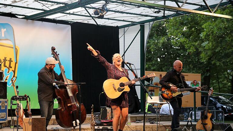 Herzblutfinale beim Volkacher Kabarett Sommer mit Claudia Koreck. Die Songwriterin präsentierte am Samstagabend auf der Bühne des Weinfestgeländes mit Temperament und Gefühl ihre Eigenkompositionen, begleitet von vier professionellen Muiksern, rund 350 begeisterten Zuhörern und einer Schar an Helfern mit Mund-Nasenschutz.