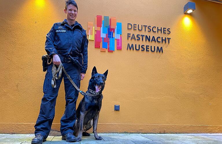 Der Mitarbeiter des Tages am Rosenmontag: Spürhund Nelson hat im Vorfeld der Veranstaltung dafür gesorgt, dass in der Fastnachtakademie alles 'sauber' war. Der Mitarbeiter des Tages am Rosenmontag: Spürhund Nelson hat im Vorfeld der Veranstaltung dafür gesorgt, dass in der Fastnachtakademie alles 'sauber' war.