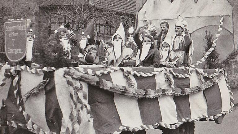 Auf Motivwagen wurden 1969 Märchen dargestellt