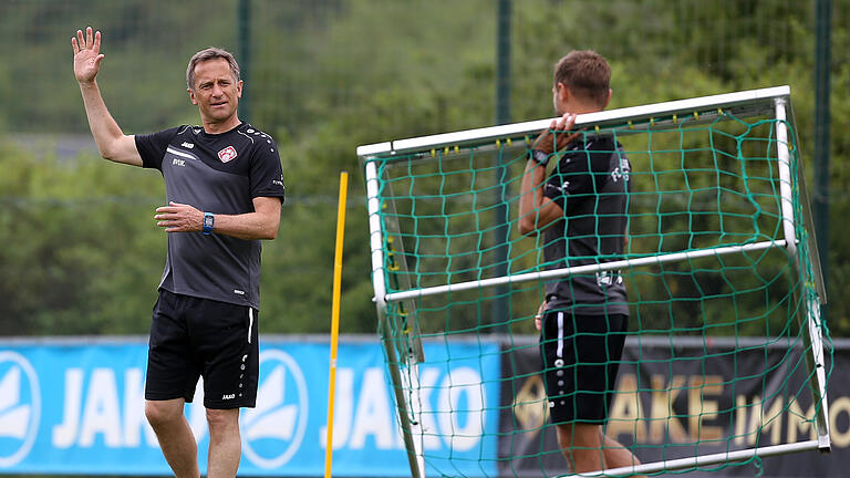 Intensiver Austausch Kickers-Co-Trainer Rainer Zietsch (links) und Chefcoach Michael Schiele auf dem Trainingsplatz.