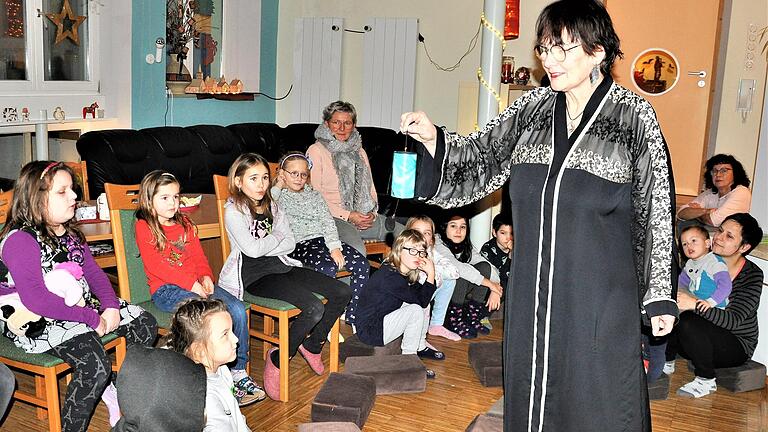 Die Märchenlampe entzündet die Märchenerzählerin Christine Schöll, bevor sie mit dem Erzählen der Märchen begann. Ihr lebendiger, freier Vortrag zog Kinder und Erwachsene in ihren Bann.