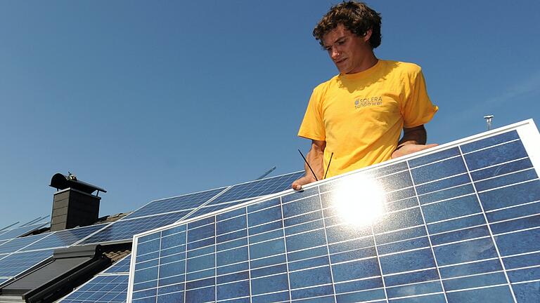 Solaranlagen nutzen die Kraft der Sonne: Mittlerweile gibt es viele Möglichkeiten, auch im kleinen Stil Photovoltaik einzusetzen. In Zeiten hoher Energiepreise kann das sinnvoll sein.