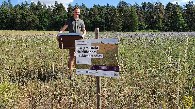 Landwirt Lorenz Ofenhitzer stellt auf einer Blühflächen eine Ableger-Beute zur Vermehrung seiner Bienen auf.