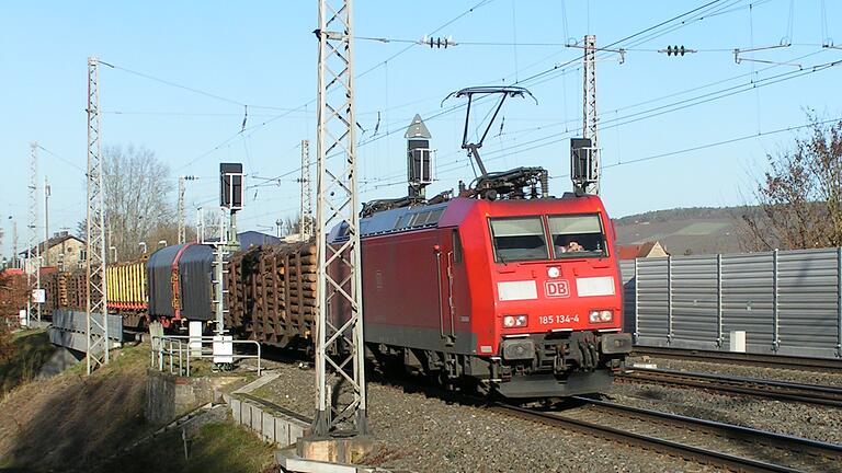 Zusätzliche Gleise in den Bahnhöfen könnten vielerorts helfen, dass Personenzüge den Güterverkehr überholen können, meint der VCD Bayern. Das Archivbild zeigt einen Güterzug bei der Fahrt durch Winterhausen (Lkr. Würzburg).