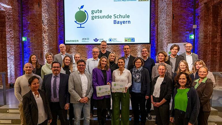 &nbsp;Kultusministerin Anna Stolz (Mitte links) und Gesundheitsministerin Judith Gerlach (Mitte rechts) zeichneten die unterfränkischen Schulen aus.