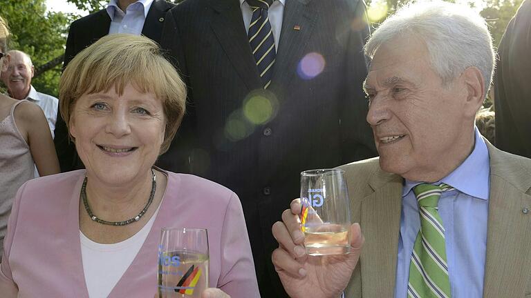 Michael Glos im Jahr 2013 bei seinem Abschiedsfest in Castell (Lkr. Kitzingen) mit CDU-Bundeskanzlerin Angela Merkel.
