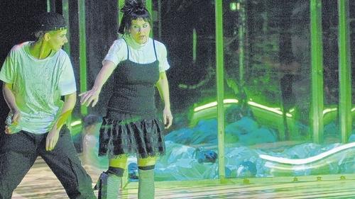 Hänsel (Sonja Koppelhuber, links) und Gretel (Silke Evers) vor dem Hexenhaus.