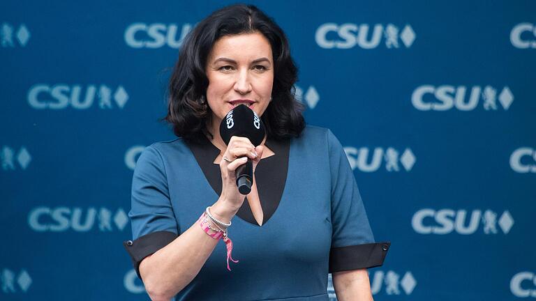 Die unterfränkische CSU-Abgeordnete und Staatsministerin Dorothee Bär sorgte mit einem Tweet zur Ampel-Familienpolitik für Aufregung im Netz.&nbsp;