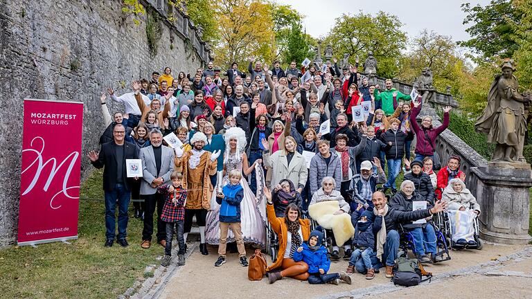 Die Teilnehmerinnen und Teilnehmer am Mozartfest-Projekt '100 für 100', das einen Opus Klassik in der Kategorie Publikums-&nbsp;&amp; Partizipationsprojekte gewann.