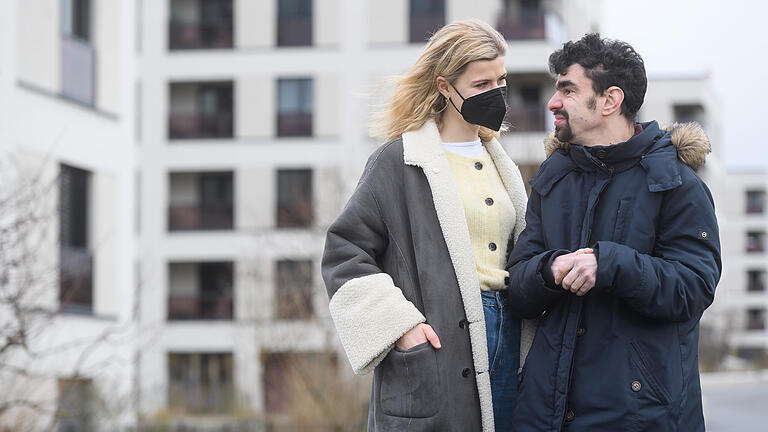 Die Studentin Amelie Hildebrand geht am Freitag (04.02.22) mit Jan am Hubland in Würzburg spazieren. Jan lebt in einer Wohngruppe der Lebenshilfe, Amelie verbringt regelmäßig ehrenamtlich Zeit mit ihm.