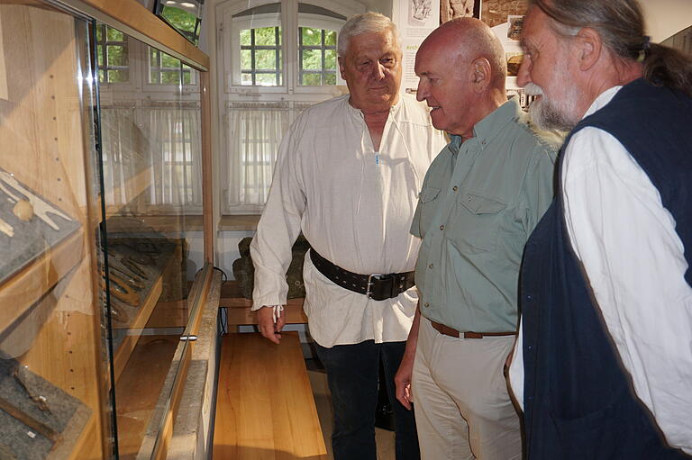 Landrat Thomas Habermann (Mitte) im Gespräch mit Bruno Werner (links), dem Vorsitzenden der Freunde der Osterburg und Burgenforscher Dr. Joachim Zeune (rechts).