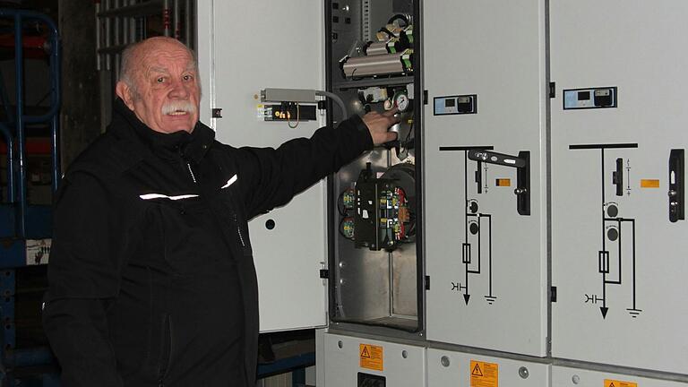 Elektromeister Hans-Georg Häfner zeigt eine große Schaltanlage. Deren Anschaffung und Einbau können gewaltig ins Geld gehen, berichtet der Kreishandwerksmeister.