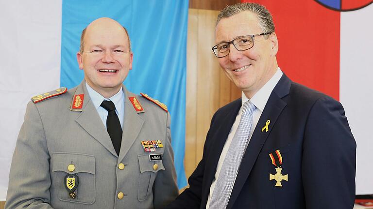 Für die sehr gute Kooperation und enge Zusammenarbeit des Divisionsstabes überreichte der Divisionskommandeur an Bürgermeister Jürgen Götz das Ehrenkreuz der Bundeswehr in Gold.