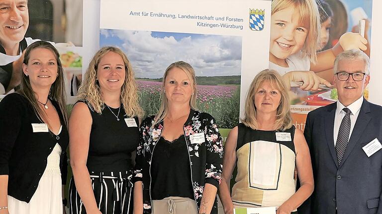 Freudige Gesichter bei der Urkundenübergabe: das Coaching-Team aus dem Kindergarten St. Martin       -  Freudige Gesichter bei der Urkundenübergabe: das Coaching-Team aus dem Kindergarten St. Martin