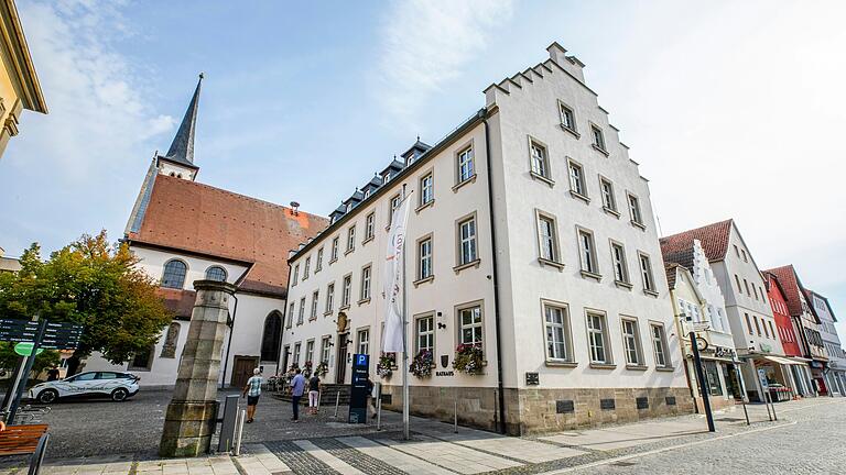 Der Bad Neustädter Stadtrat kam im Rathaus zu seiner Jahresschlusssitzung zusammen. Dabei ließ er die herausragenden Ereignisse des Jahres Revue passieren. Der Bad Neustädter Stadtrat kam im Rathaus zu seiner Jahresschlusssitzung zusammen. Dabei ließ er die herausragenden Ereignisse des Jahres Revue passieren.