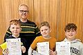 Die drei Klassenbesten (von links): David Crefeld, Lorenz Stockmann und Tim Kaufmann mit Schulleiter Christian Buchner.       -  Die drei Klassenbesten (von links): David Crefeld, Lorenz Stockmann und Tim Kaufmann mit Schulleiter Christian Buchner.