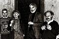Oscar-Preisträger am Rathaus: Michael Haneke (Zweiter von rechts, stehend) überragte schon 1990 seine Kollegen. Anlässlich des OB-Empfangs zum Internationalen Filmwochenende stellten sich die Filmschaffenden (von links) Mohamed Chouikh, Christiane Mückenberger, Paul de Nooijer (sitzend) und Ladislav Galeta dem Fotografen.
