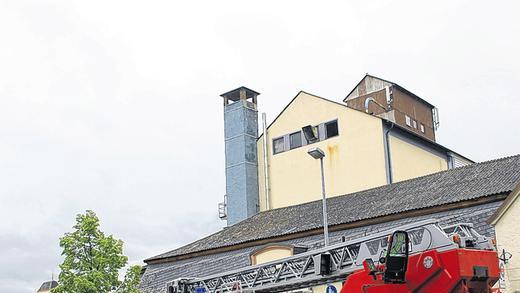 Rauch im Siloturm       -  (mim)   Starker Rauch, aber keine Flammen waren am Mittwoch kurz vor 8 Uhr im Silo einer Mälzerei in Haßfurt, &bdquo;Am Ziegelbrunn&ldquo;, zu sehen. Der Besitzer ließ daraufhin die Feuerwehren aus Haßfurt, Prappach und Augsfeld verständigen. Diese rückten mit knapp 35 Mann an, berichtete Einsatzleiter Martin Volpert. Viel ausrichten konnten sie gegen den durch die während der Gärung entstandene Hitze ausgelösten Schwelbrand allerdings zunächst nicht. In den mit Malzkeimen halb gefüllten Siloturm führt nur eine 50 mal 50 Zentimeter große Luke. Es wäre zu gefährlich gewesen Feuerwehrleute durch diese Luke abzulassen, meint Volpert. Deshalb wurde entschieden, die Malzkeime, die als Dünger- und Futtermittel gedacht waren, mit den vorhandenen Förderschnecken hinauszubefördern, um an den Brandherd zu gelangen. Die nach Schätzung der Polizei etwa 50 Kubikmeter Getreide wurden unter den Augen der Feuerwehrleute auf Lastwagen verladen, was sich über mehrere Stunden hinzog. Die Feuerwehr rückte gegen 14 Uhr ab. Am Gebäude entstand laut Polizei kein Schaden. Weil die Keime weiter verwendbar sind, ist der Schaden gering. Weitere Bilder im Internet unter www.bote-vom-hassgau.de