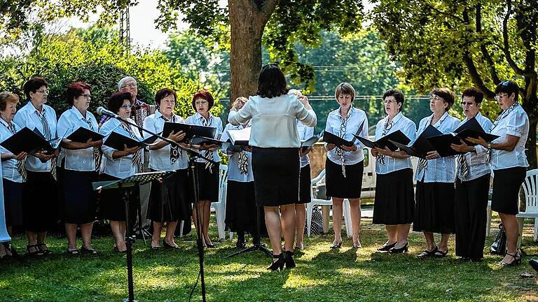 Gedenktag der Deutschen aus Russland       -  Jede Generation müsse sich des Verstandes bedienen und aus dem Wissen heraus Verantwortung tragen, weshalb das permanente Erinnern an die Geschichte und damit auch an begangenes Unrecht die Basis für eine bessere Zukunft sei, meinte am Sonntag beim Gedenktag der Deutschen aus Russland Festredner Hans Jürgen Fahn (Mdl) im Alten Friedhof. Der 28. August 1941 markiert einen Einschnitt in der Geschichte der Deutschen aus Russland. Mit dem Erlass des Obersten Sowjets der UdSSR &bdquo;Über die Übersiedlung der Deutschen, die in den Wolgarayons  wohnen&ldquo; wurde die deutsche Bevölkerung des Verrats und der Kollaboration mit Nazideutschland beschuldigt. Die Wolgarepublik wurde aufgelöst. Hunderttausende wurden nach Westsibirien und Mittelasien deportiert und gerieten in Arbeitslager, Gefängnisse und in die Arbeitsarmee. An die Ereignisse vor 75 Jahren erinnerte am Sonntag die Landsmannschaft der Deutschen aus Rußland mit einer zentralen Veranstaltung für Bayern auf dem Alten Friedhof an der Schweinfurter Schultesstraße. Unter den knapp 100 Besuchern begrüßte Landesvorsitzender Ewald Oster sieben Zeitzeugen, den Festredner Fahn (Generationenpolitischer Sprecher der Freien Wähler im Landtag und Sprecher für Flüchtlinge und Vertriebene seiner Fraktion), Schweinfurts Bürgermeisterin Sorya Lippert, Peter Krier (Vorsitzender des Kreisverbandes des Bundes der Vertriebenen) und Pfarrer Adolf Possmayer, der in der Diözese Aussiedler- und Vertriebenenseelsorger ist und den Gedenkgottesdienst (mit Kranzniederlegung) hielt. Oster erinnerte an die Zeit vor dem 28. August 1941, als die Deutschen in der Sowjetunion als fleißige und untadelige Bürger gegolten hätten, die über ein eigenes Territorium verfügt hatten, in dem deutsche Sprache und Kultur selbstverständlich gewesen waren. Mit dem 28. August habe eine Leidenszeit begonnen, denn die Deutschen seien unrechtmäßig des Verrats und der Kollaboration mit Nazideutschland beschuldigt worden. Mit dem Begriff &bdquo;Übersiedlung&ldquo; hätten die Machthaber die Deportation beschönigt. In kürzester Zeit hätten die Deutschen ihre Wohnorte verlassen müssen, Hab und Gut verloren, seien rechtlos geworden, in Viehwaggons und letztendlich in Sondersiedlungen gelandet, die sie bis 1955 nicht hätten verlassen dürfen. Oster zur aktuellen Situation: &bdquo;Bis heute warten die Deutschen aus Russland auf ihre vollständige rechtliche und moralische Rehabilitation. Zwar hat sich die Lage der Deutschen in Russland oder etwa in Kasachstan gebessert, doch sind deutsche Sprache und Kultur oft verloren gegangen. Für die 2,8 Millionen Deutsche aus der ehemaligen UdSSR und den heutigen GUS-Staaten, die heute in Deutschland leben, ist der 28. August ein Trauertag, an dem wir der Ereignisse und der Opfer gedenken.&ldquo; Hans Jürgen Fahn bezeichnete die Deportation als rassistisch-politisches Verbrechen an der Menschlichkeit und als Skandal, vor dem die heutige Generation die Augen nicht verschließen dürfe, da eine verantwortungsvolle Politik für die Zukunft die Fehler der Vergangenheit nicht wiederholen dürfe. Fahn: &bdquo;Die Wirren des Krieges und die Anmaßung weniger, über andere Menschen nach Belieben zu bestimmen, sind eine Mixtur, die die Welt unruhig, ungerecht und gewiss nicht lebenswert macht!&ldquo; Dies gelte auch heute und damit in einer Zeit, in der 65 Millionen Menschen aus ihrer Heimat durch Deportation, Hunger, Krieg, Terror und politische Willkür vertriebenen seien; &ndash; aber auch in einer Zeit, in der das Sicherheitsgefühl allenthalben in Deutschland durch Attentäter und den islamistischen Terror angeknackst sei, weil sich gewaltbereite Ideologien über die Menschenrechte stellen würden. Scharf ins Gericht ging der Festredner mit den &bdquo;rechtspopulistischen Kräften&ldquo; im Inland und in den Nachbarstaaten. Durch diese seien mittlerweile Holocaust-Leugner und Neo-Nazi-Sympathisanten in Landesparlamente gewählt worden. Mit Rasismus und Intoleranz würden &bdquo;Rattenfänger&ldquo; Vorurteile, Ängste und Hass schüren. In ihrem Grußwort zeigte Bürgermeisterin Sorya Lippert Parallelen bei den Flüchtlingen aller Zeiten auf. Die Heimat zu verlassen, dies sei kein Spaziergang, so Lippert. Peter Krier forderte die Politik auf, Geschichte ungeschminkt zu dokumentieren und nicht aus irgendwelchen Rücksichten nachzujustieren. Musikalisch wurde die Feier durch den Frauenchor &bdquo;Harmonie&ldquo; (Leitung Olga Baluyev) gestaltet.